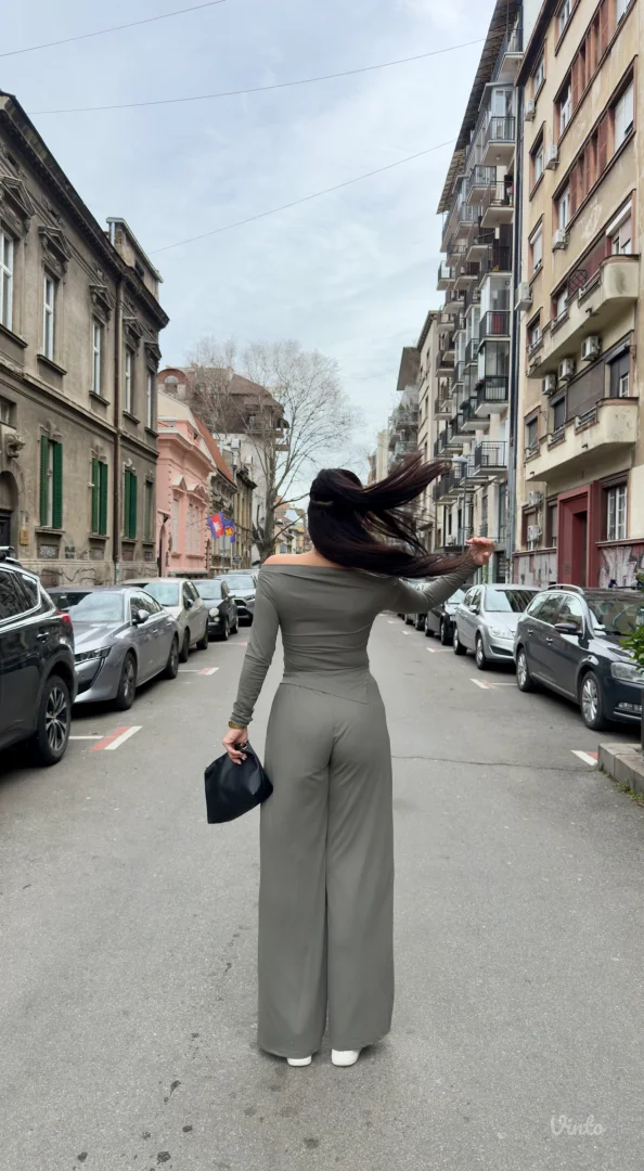 Maslinasto zeleni komplet ima m i l velicina