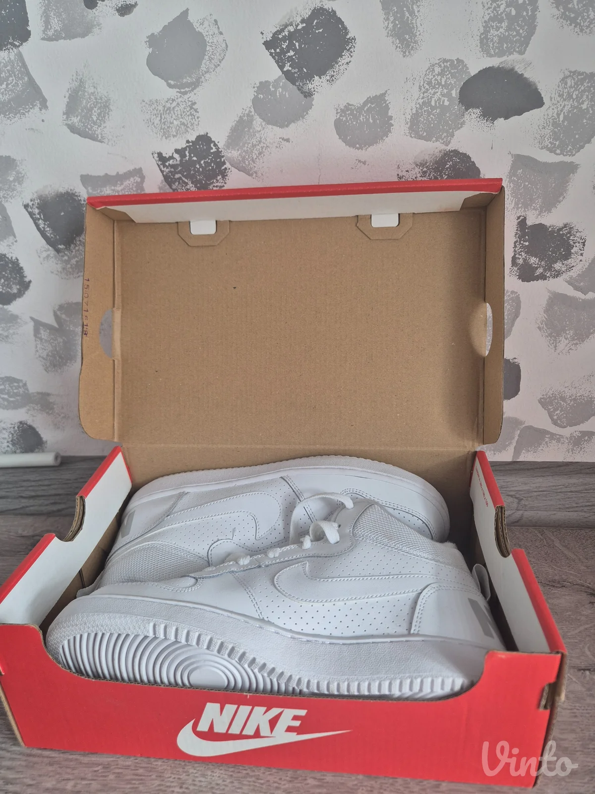 Prodajem nove ženske nike patike