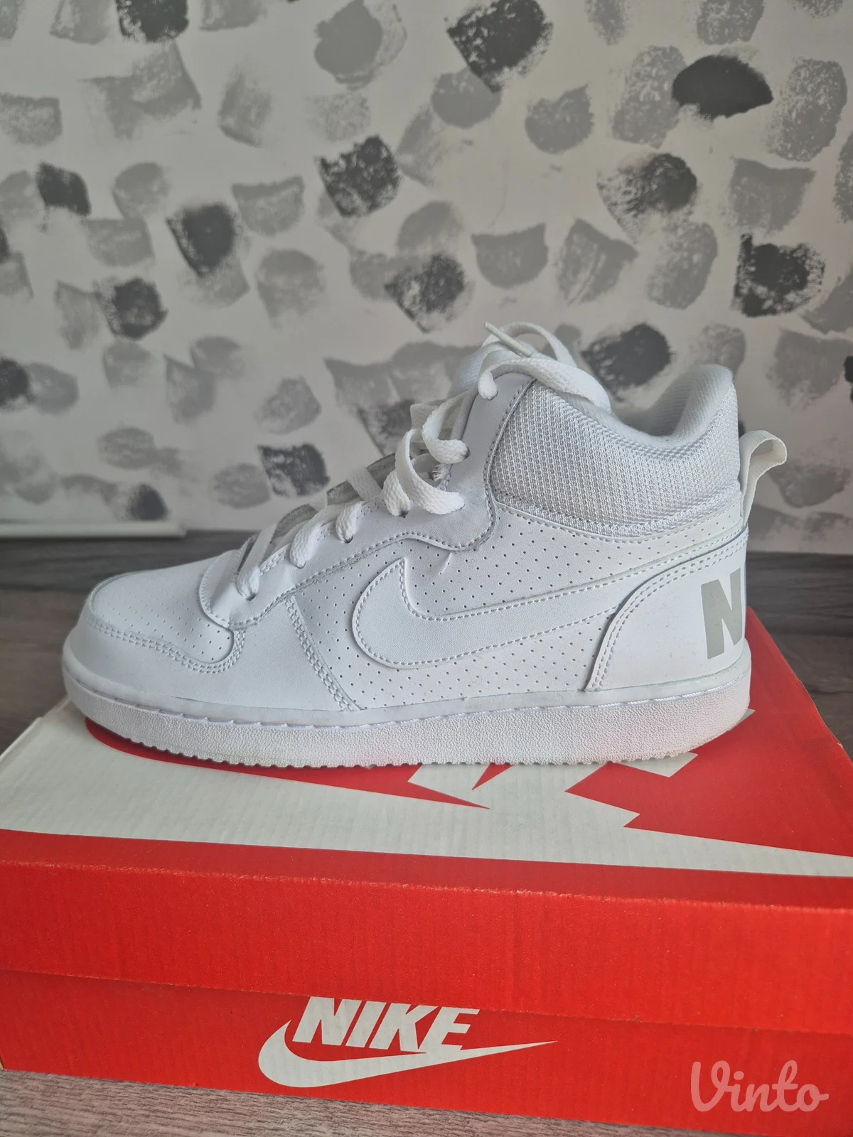 Prodajem nove ženske nike patike