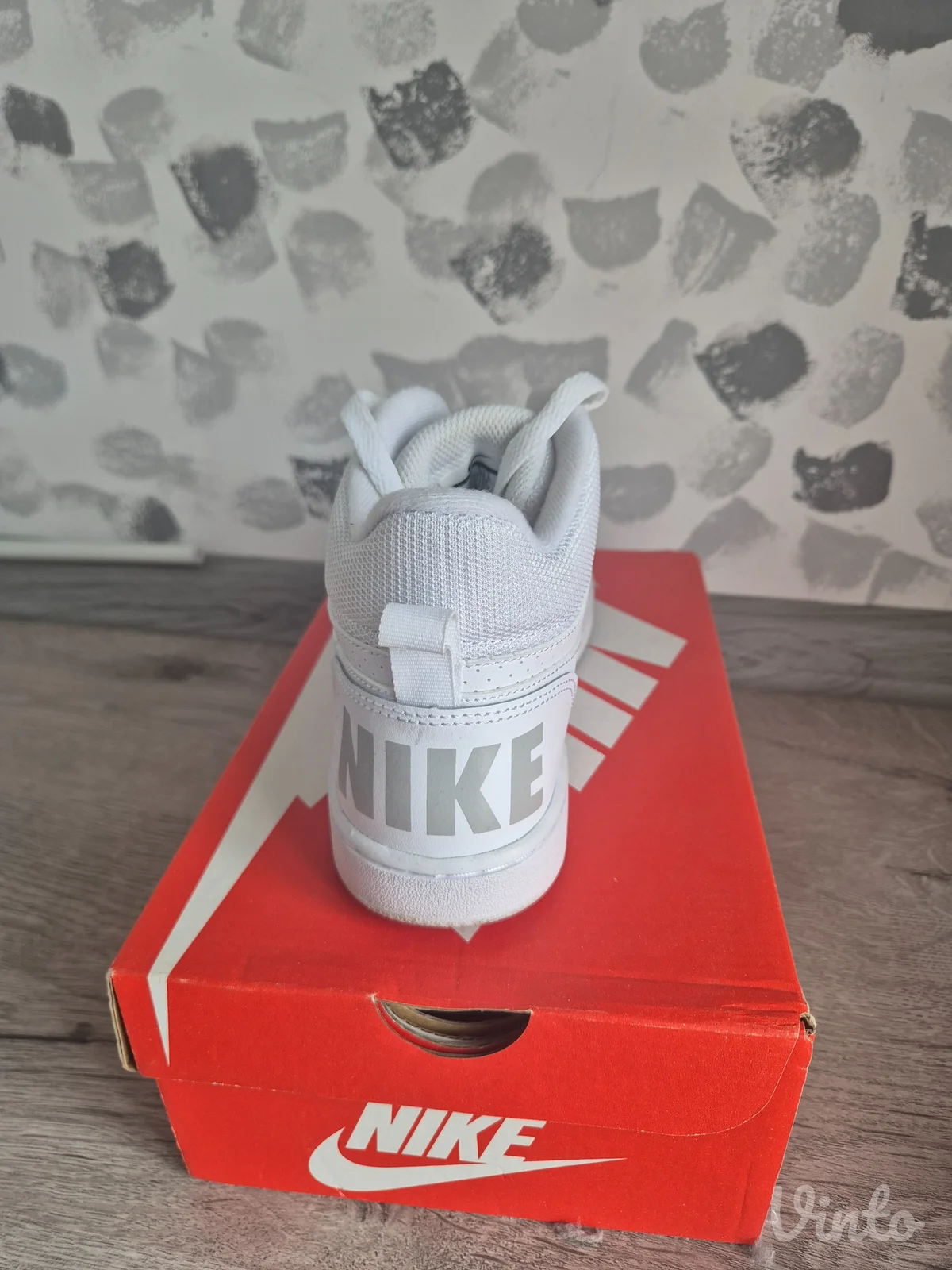Prodajem nove ženske nike patike