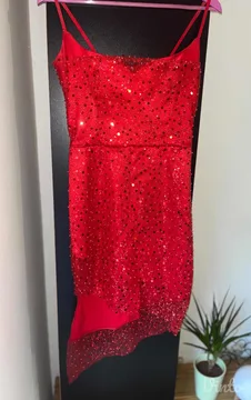 Mala crvena haljina