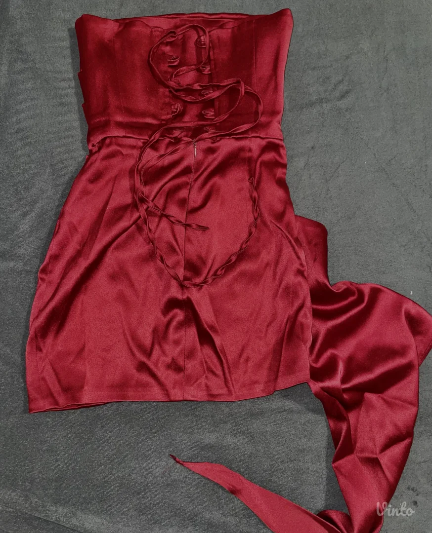 Kratka crvena haljina