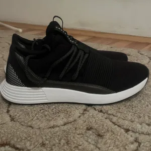 Nove Under Armour patike