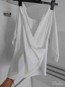 Bela kosuljica na preklop