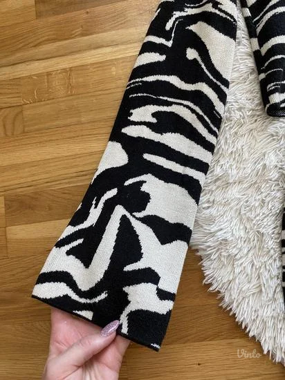 H&M komplet dzemper sa zvono rukavima i suknja