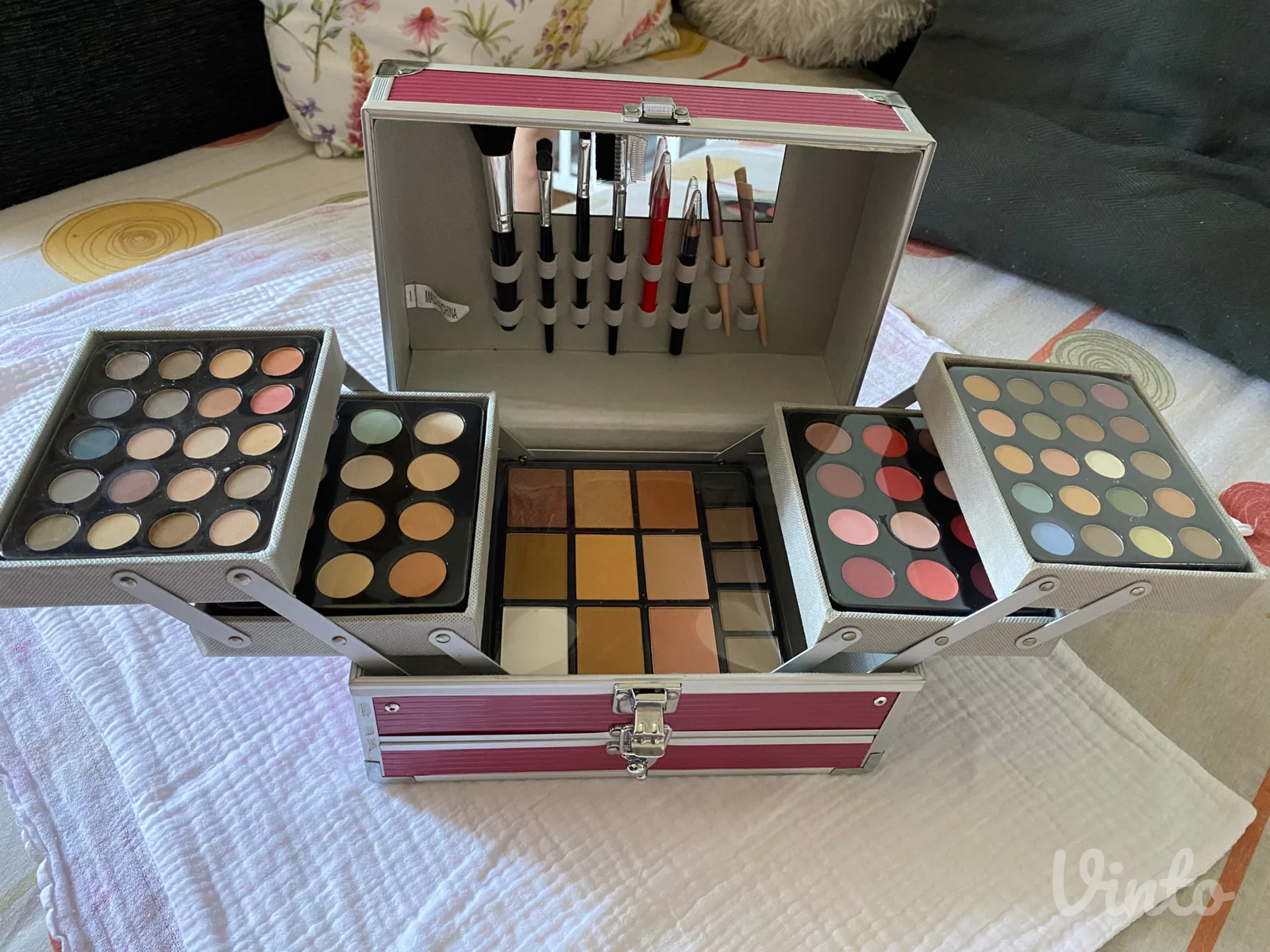 Nov kofer sa sminkom i cetkicama Make Up Kit
