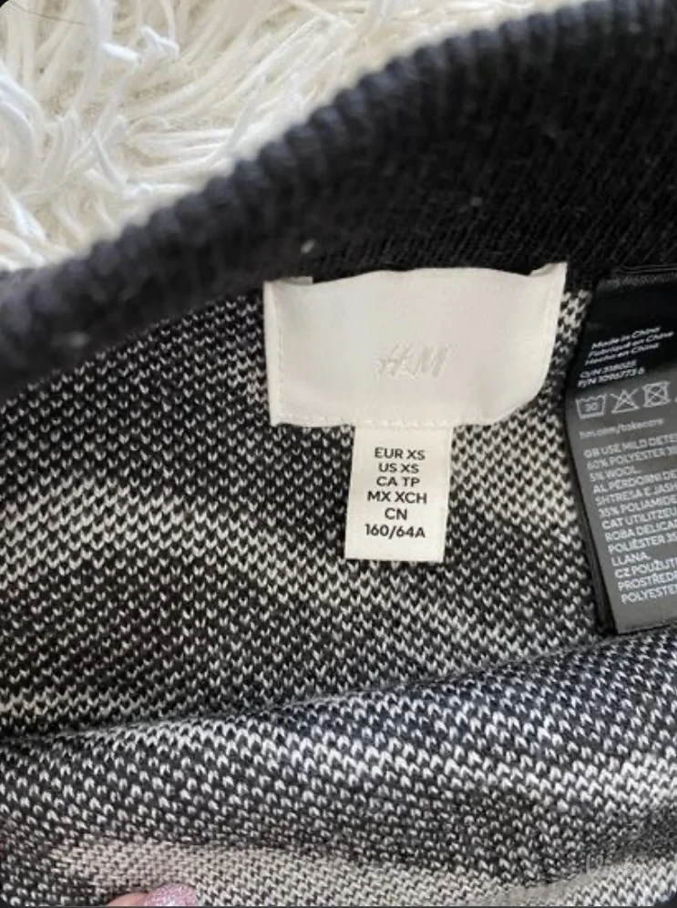 H&M komplet dzemper sa zvono rukavima i suknja