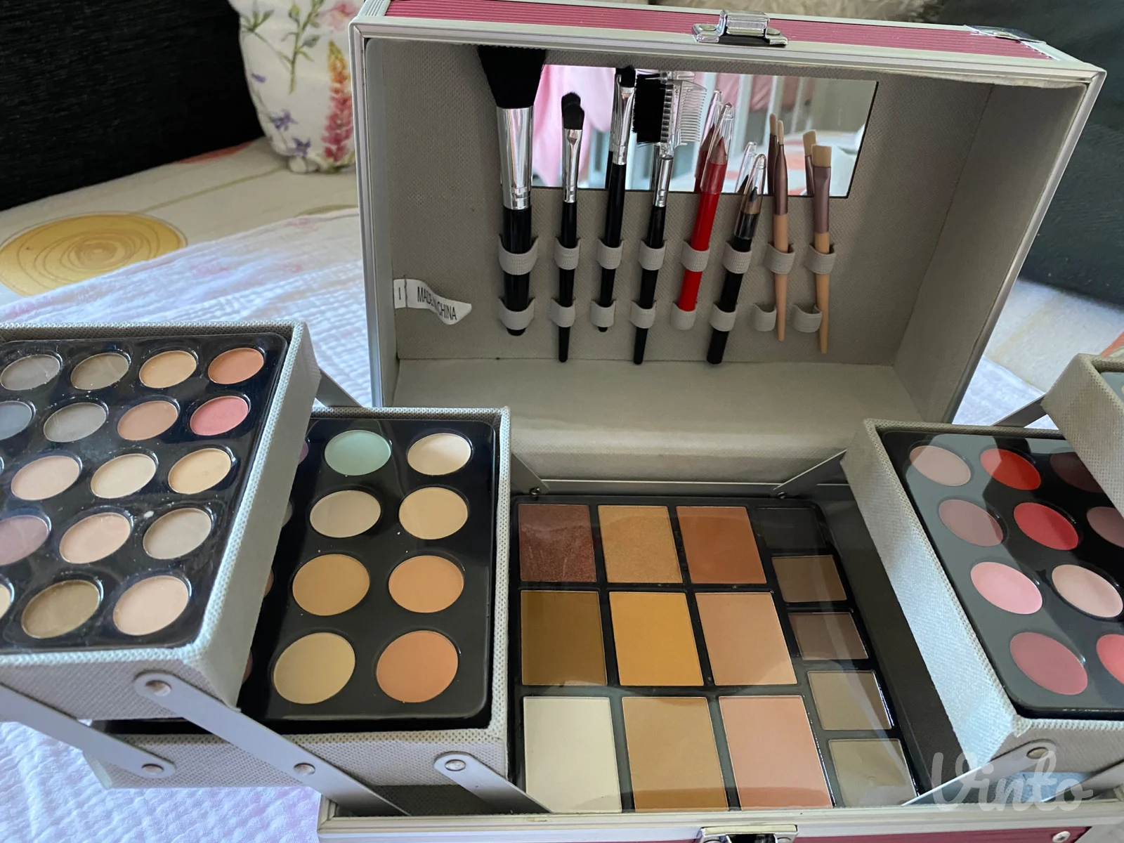 Nov kofer sa sminkom i cetkicama Make Up Kit