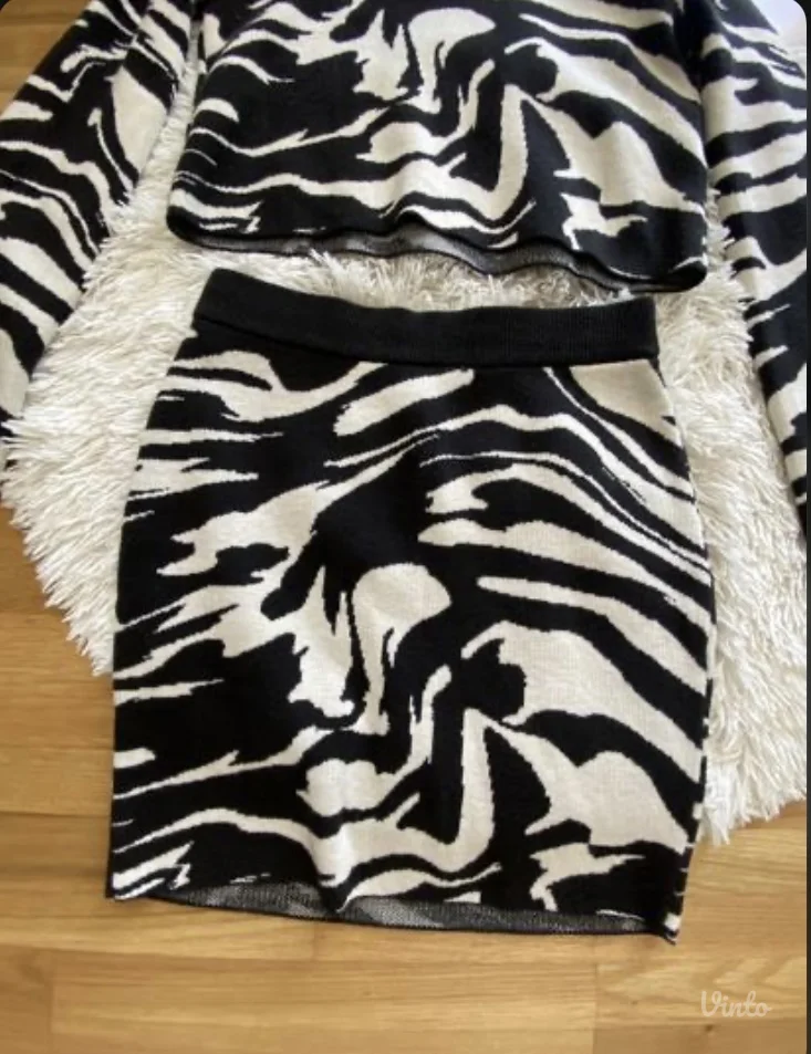 H&M komplet dzemper sa zvono rukavima i suknja