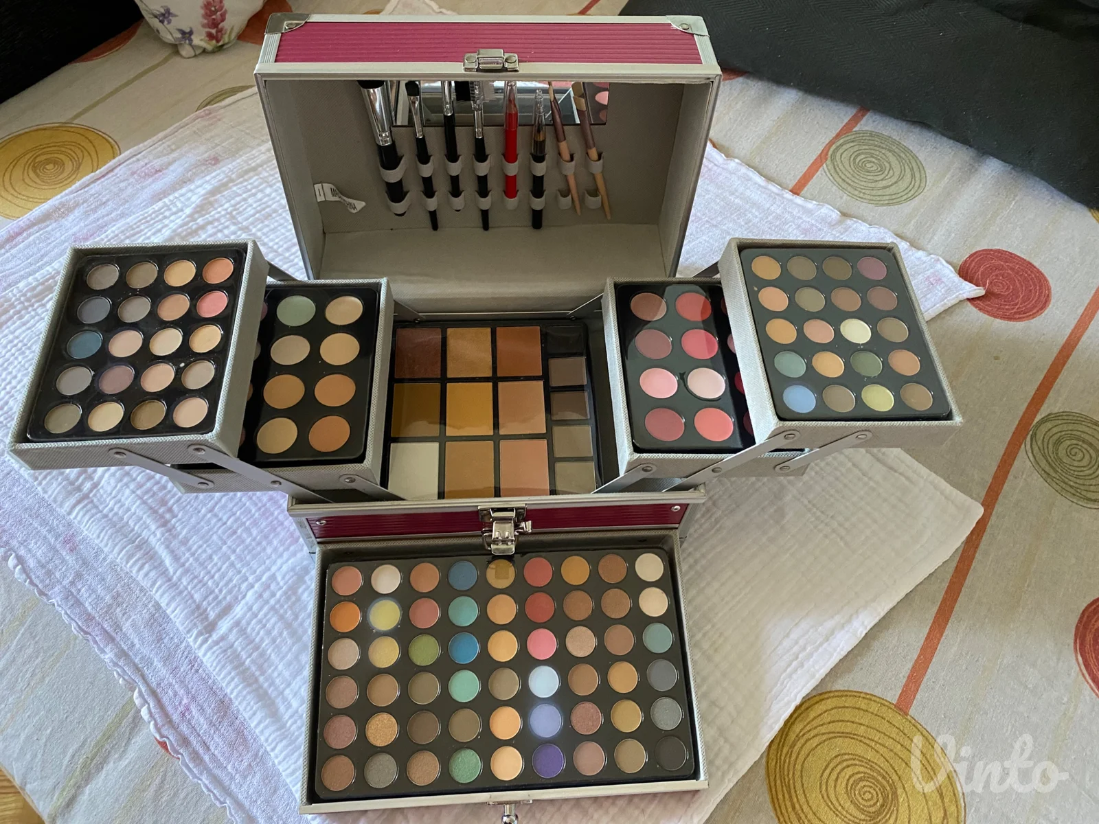 Nov kofer sa sminkom i cetkicama Make Up Kit