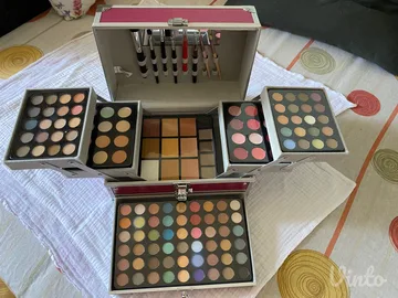 Nov kofer sa sminkom i cetkicama Make Up Kit