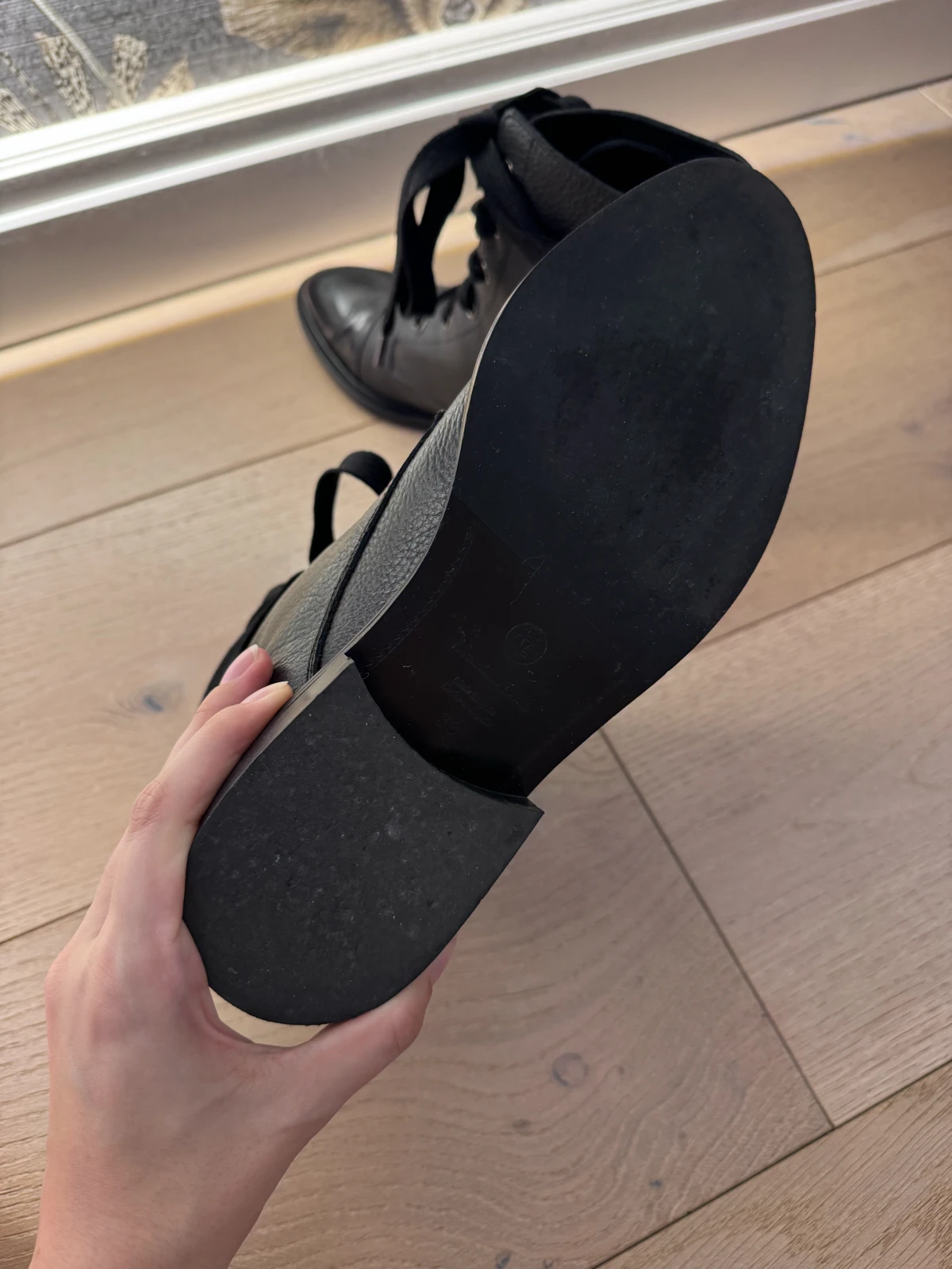 MASSIMO DUTTI kožne ankle boots sa lakovanim detaljem vel 38