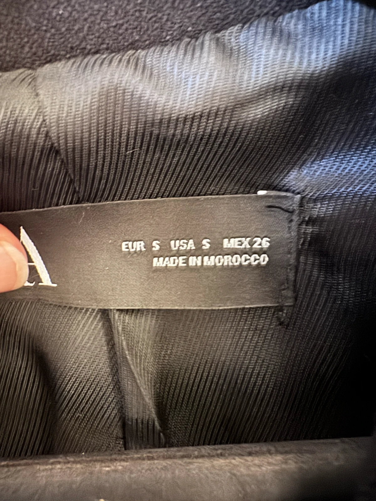 NOVO ZARA deblji crni sako sa ruskom kragnom S