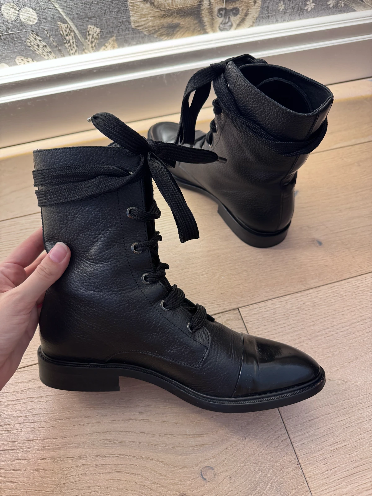 MASSIMO DUTTI kožne ankle boots sa lakovanim detaljem vel 38