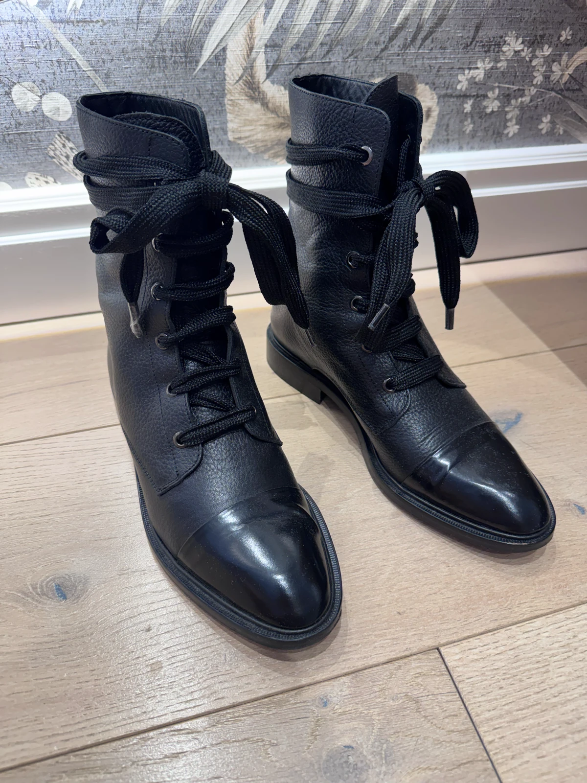 MASSIMO DUTTI kožne ankle boots sa lakovanim detaljem vel 38