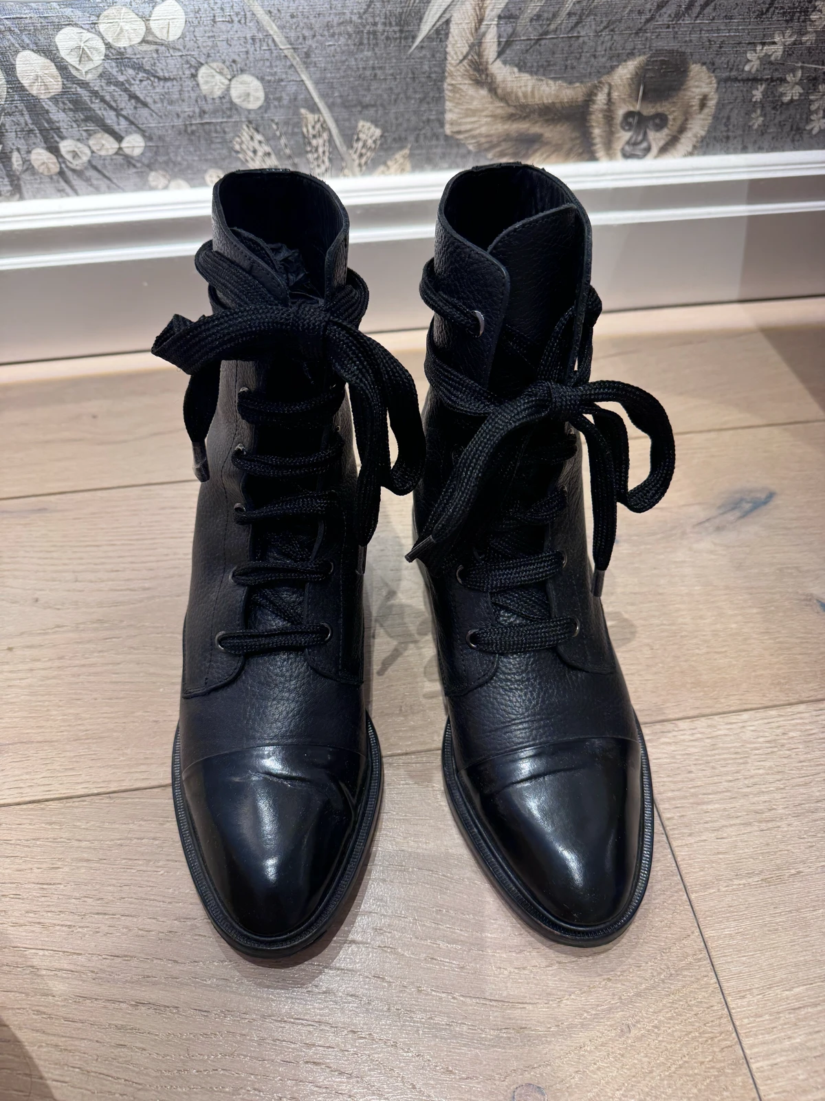 MASSIMO DUTTI kožne ankle boots sa lakovanim detaljem vel 38
