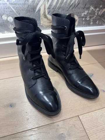 MASSIMO DUTTI kožne ankle boots sa lakovanim detaljem vel 38