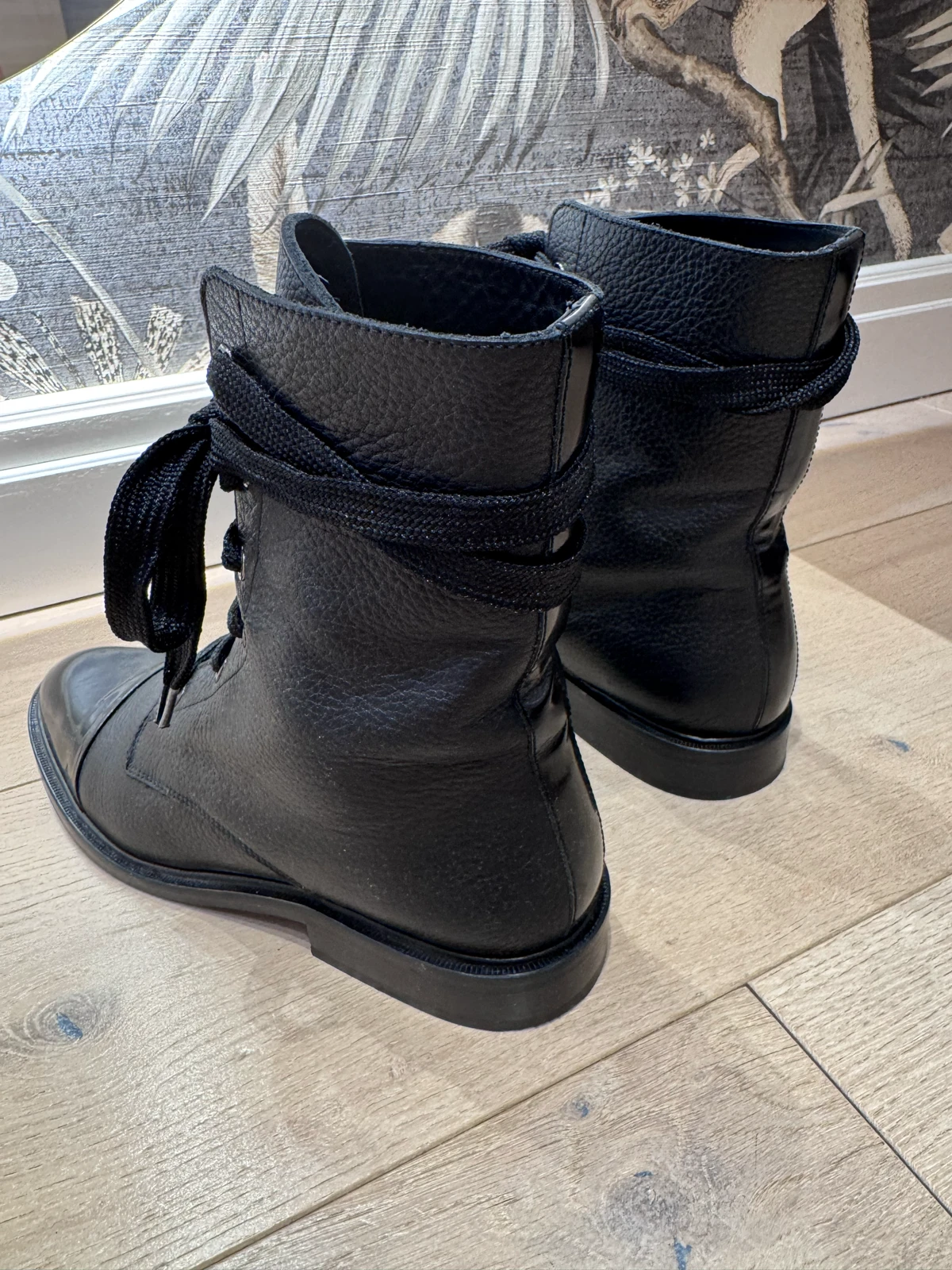 MASSIMO DUTTI kožne ankle boots sa lakovanim detaljem vel 38