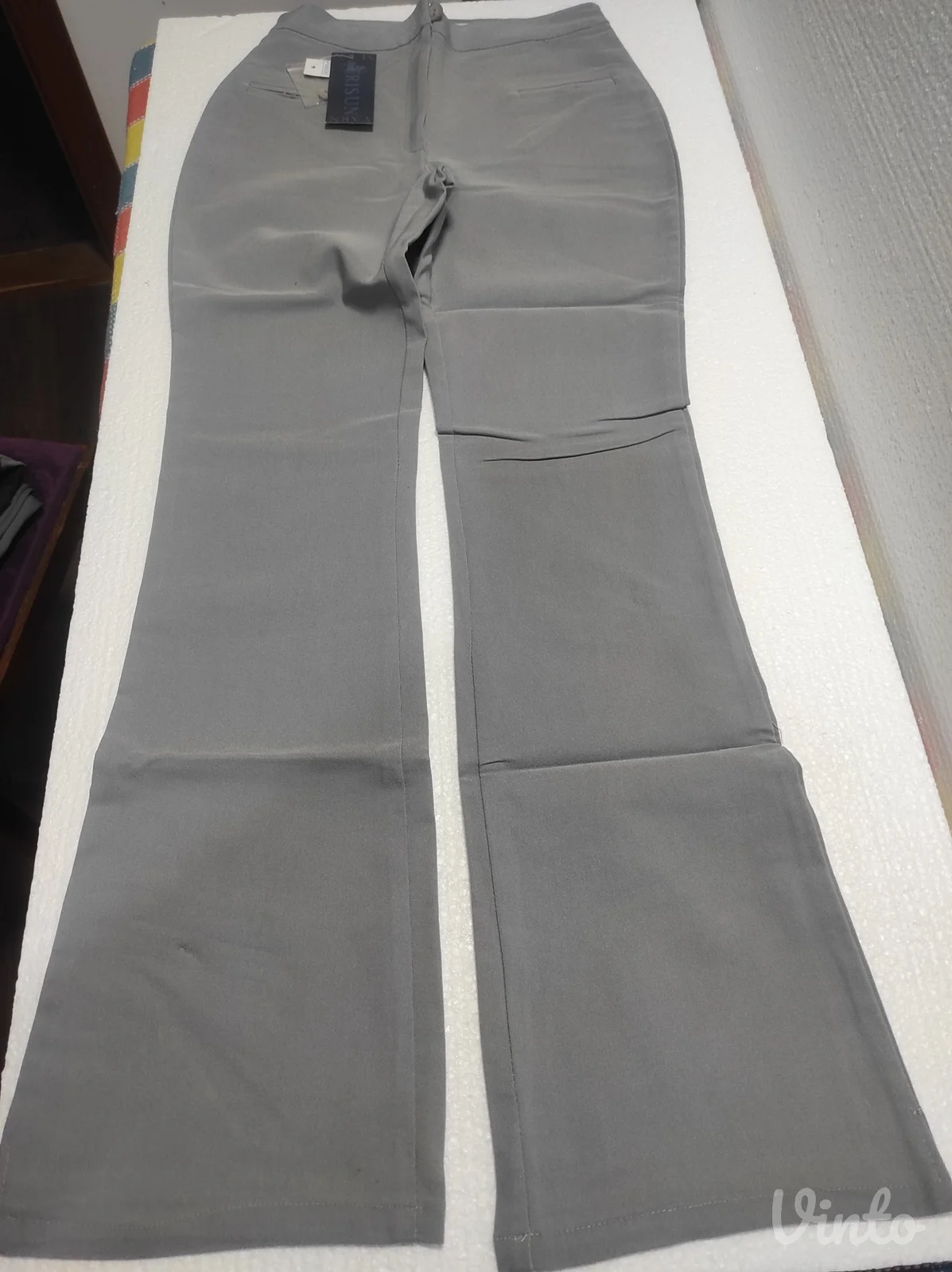 Pantalone 16 novo s etiketom