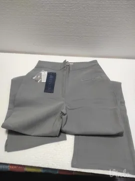 Pantalone 16 novo s etiketom