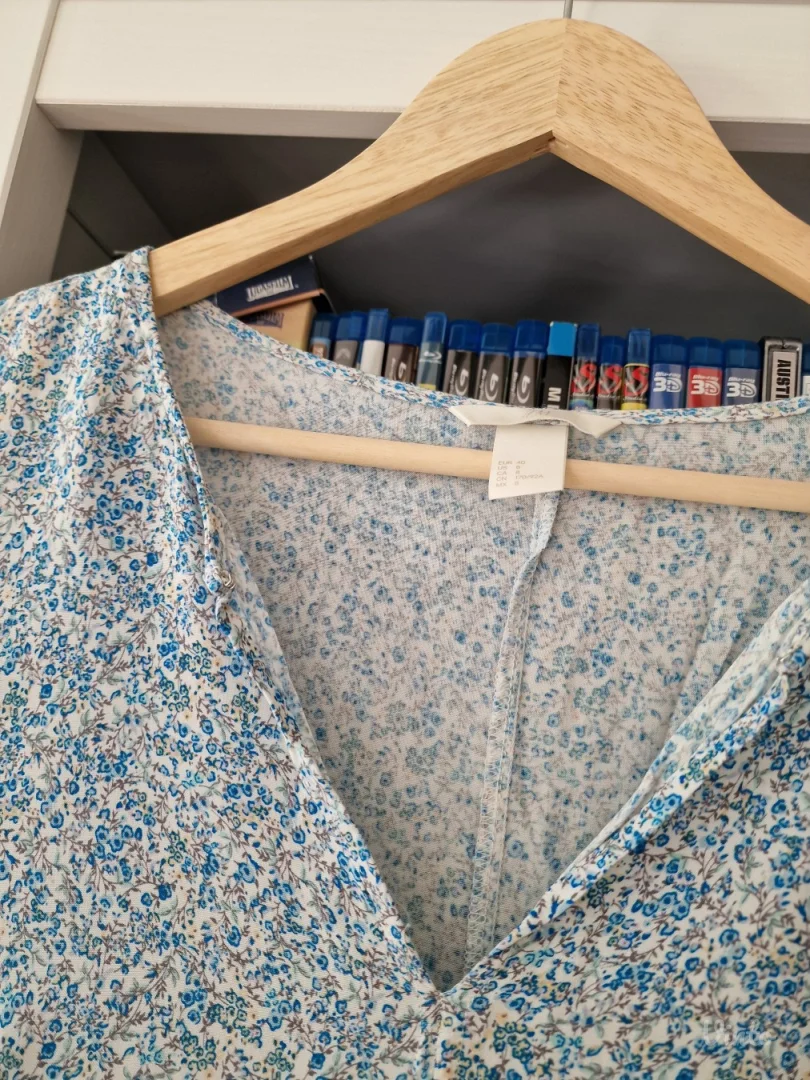 H&M bela plava cvetna bluza sa karnerima