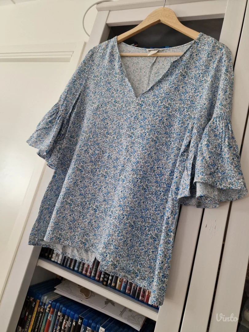 H&M bela plava cvetna bluza sa karnerima