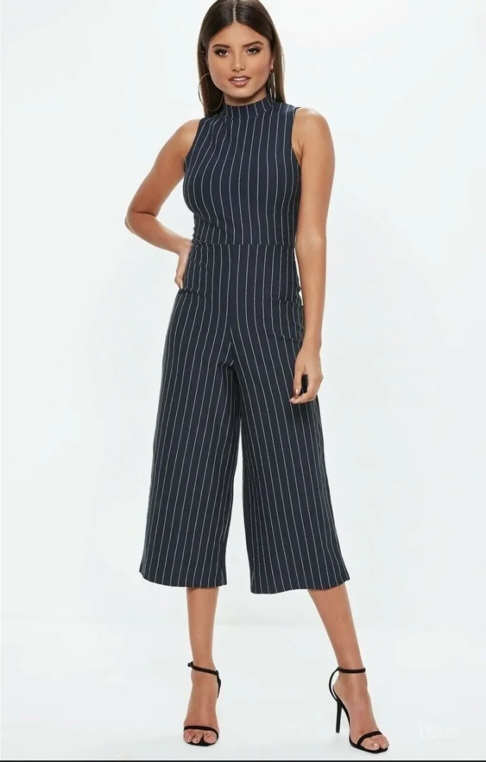 Novi Missguided teget prugasti kapri kombinezon