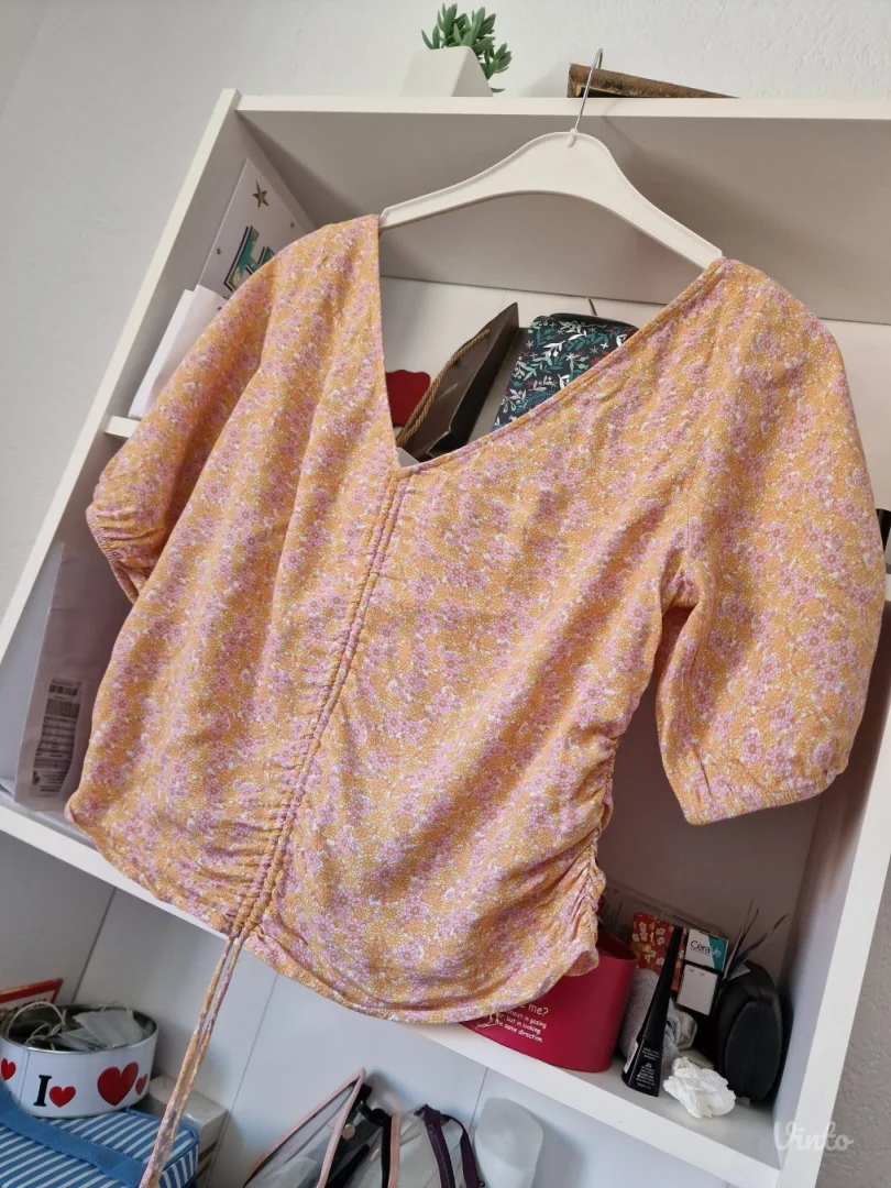 Nova H&M kajsija narandzasta cvetna viskozna bluza majica