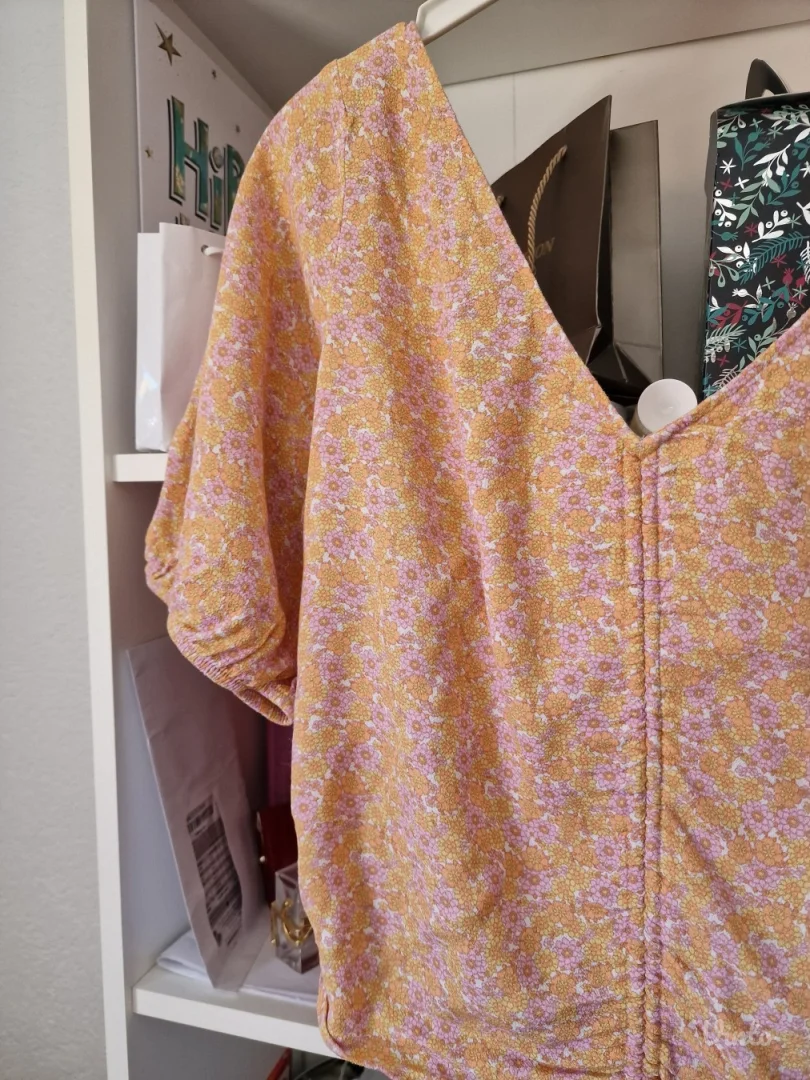 Nova H&M kajsija narandzasta cvetna viskozna bluza majica