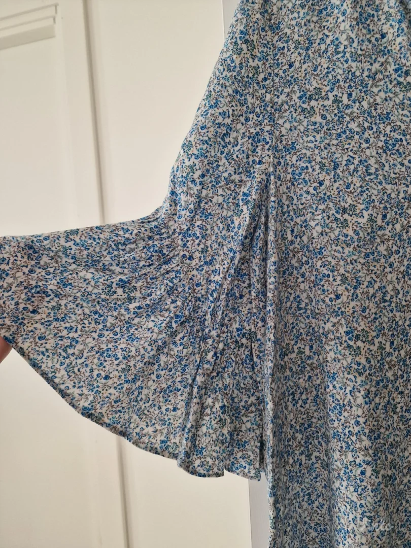 H&M bela plava cvetna bluza sa karnerima