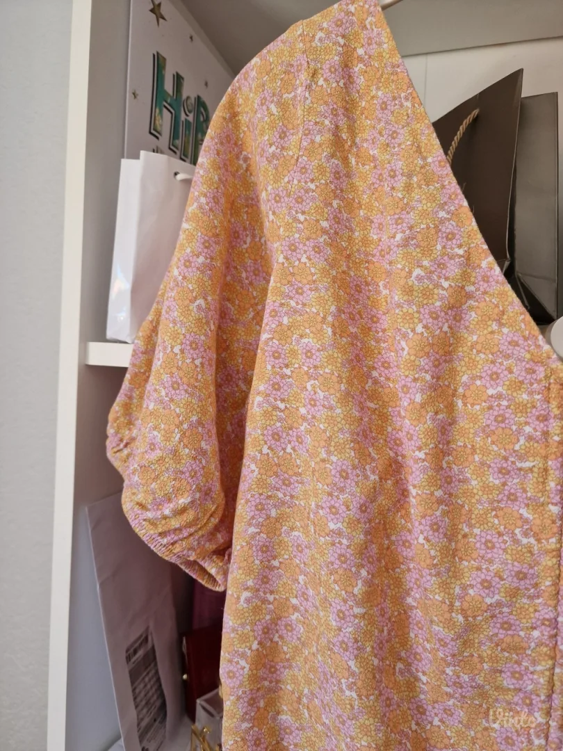 Nova H&M kajsija narandzasta cvetna viskozna bluza majica