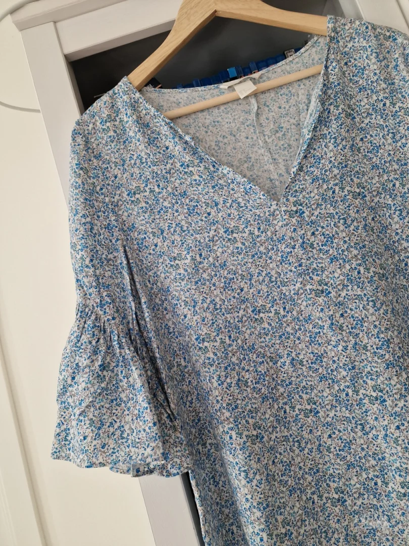 H&M bela plava cvetna bluza sa karnerima