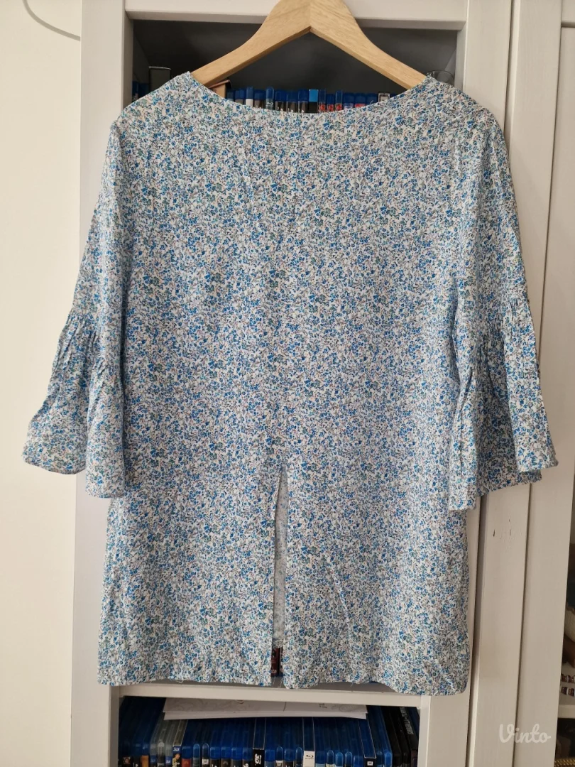 H&M bela plava cvetna bluza sa karnerima