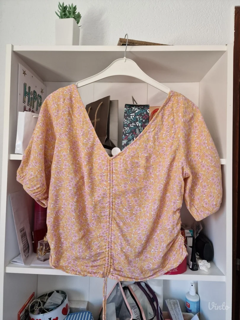 Nova H&M kajsija narandzasta cvetna viskozna bluza majica