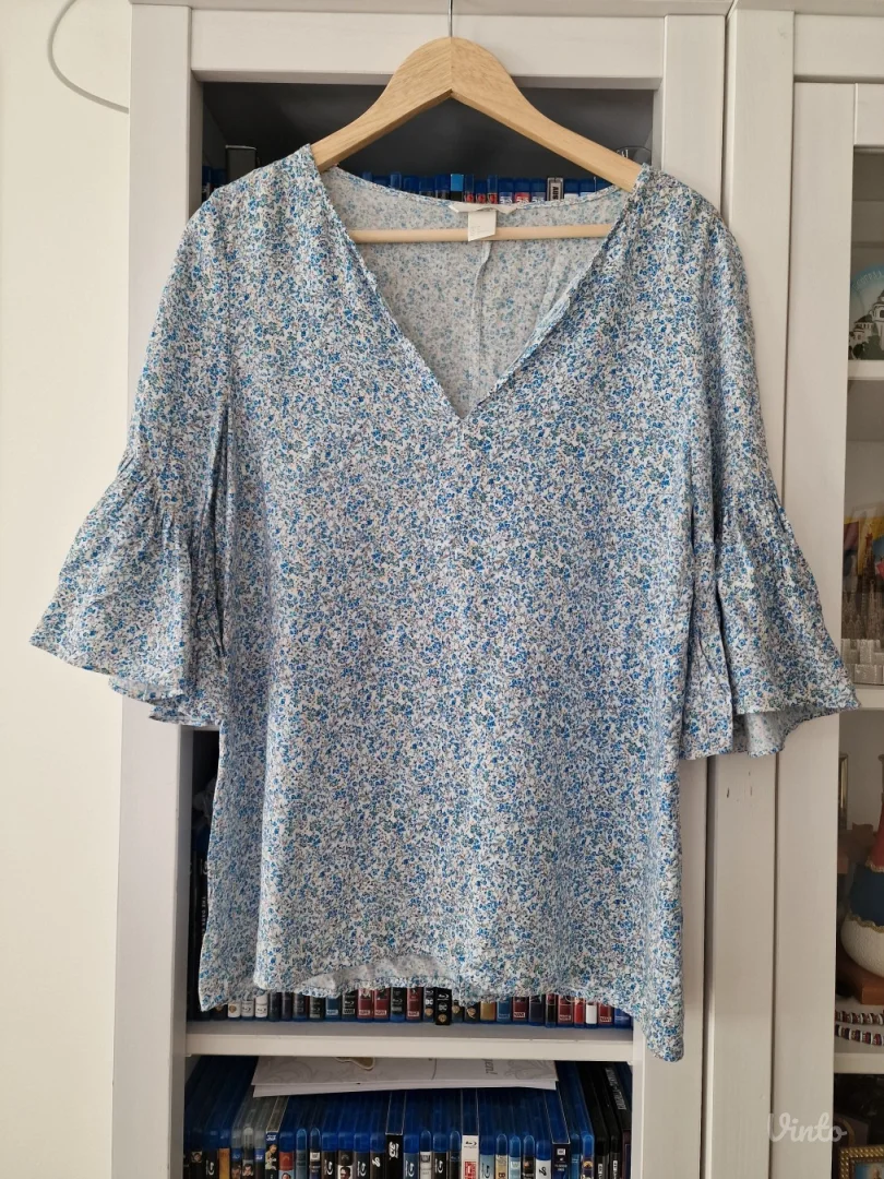 H&M bela plava cvetna bluza sa karnerima