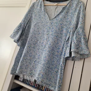 H&M bela plava cvetna bluza sa karnerima