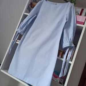 H&M plava bela prugasta haljina sa 3-4 rukavima