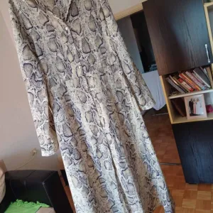 Midi dugacka haljina dugih rukava sa zmijskim printom L