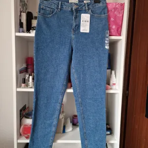 Nove LC Waikiki mom slim duboke farmerke sa etiketom 40