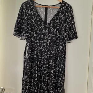 Amisu crni cvetni letnji kratak viskozni kombinezon 42