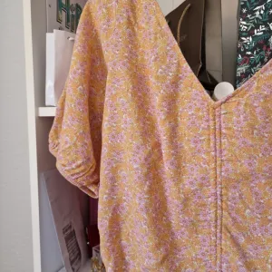 Nova H&M kajsija narandzasta cvetna viskozna bluza majica