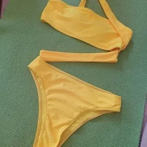 Novi jednodelni zuti kupaci kostim S