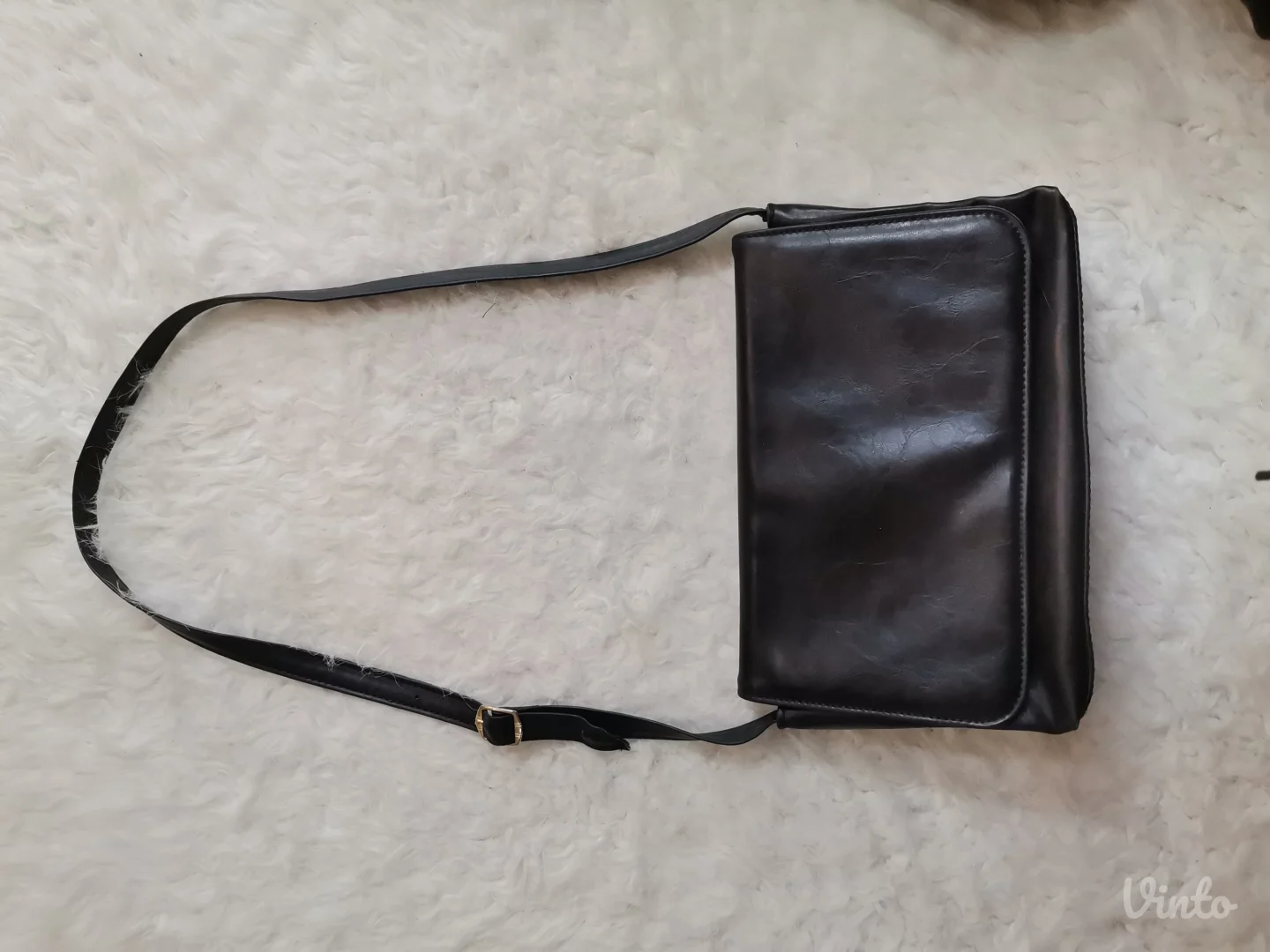 Crna torbica preko ramena