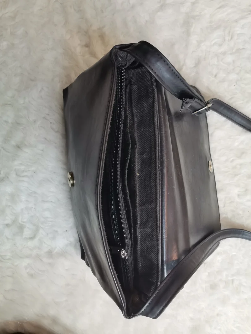 Crna torbica preko ramena