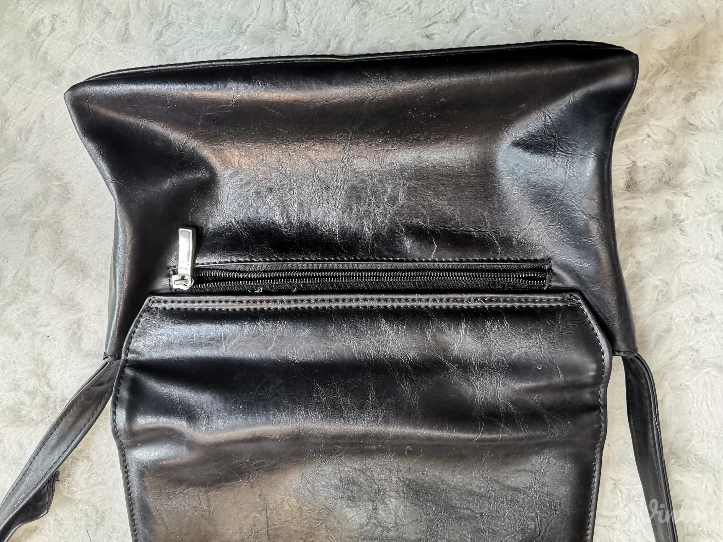 Crna torbica preko ramena