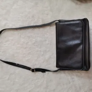 Crna torbica preko ramena