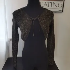 Bolero sa metalik koncem