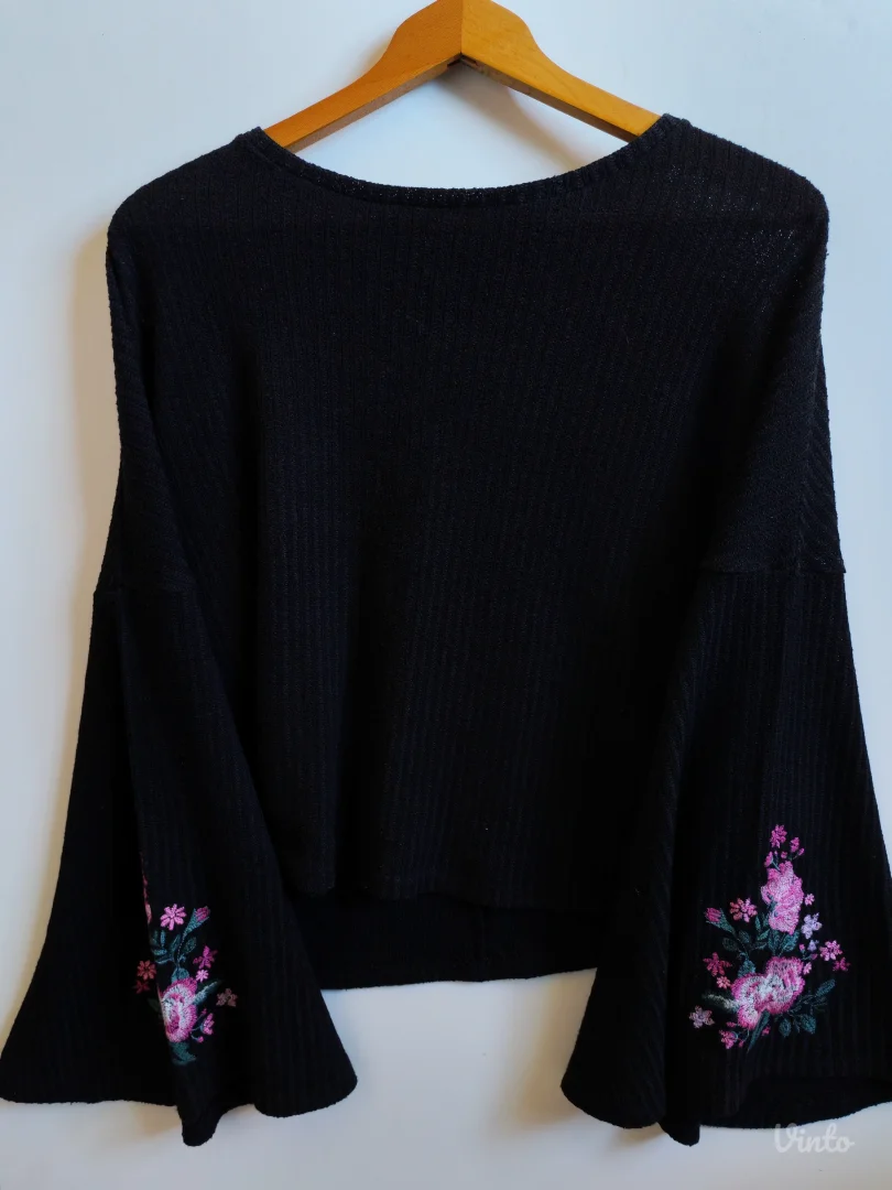 Crna rebrasta bluzica sa vezom