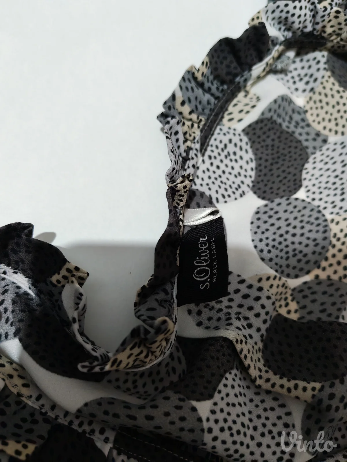 Elegantna s.Oliver Black Label bluza sa tufnama