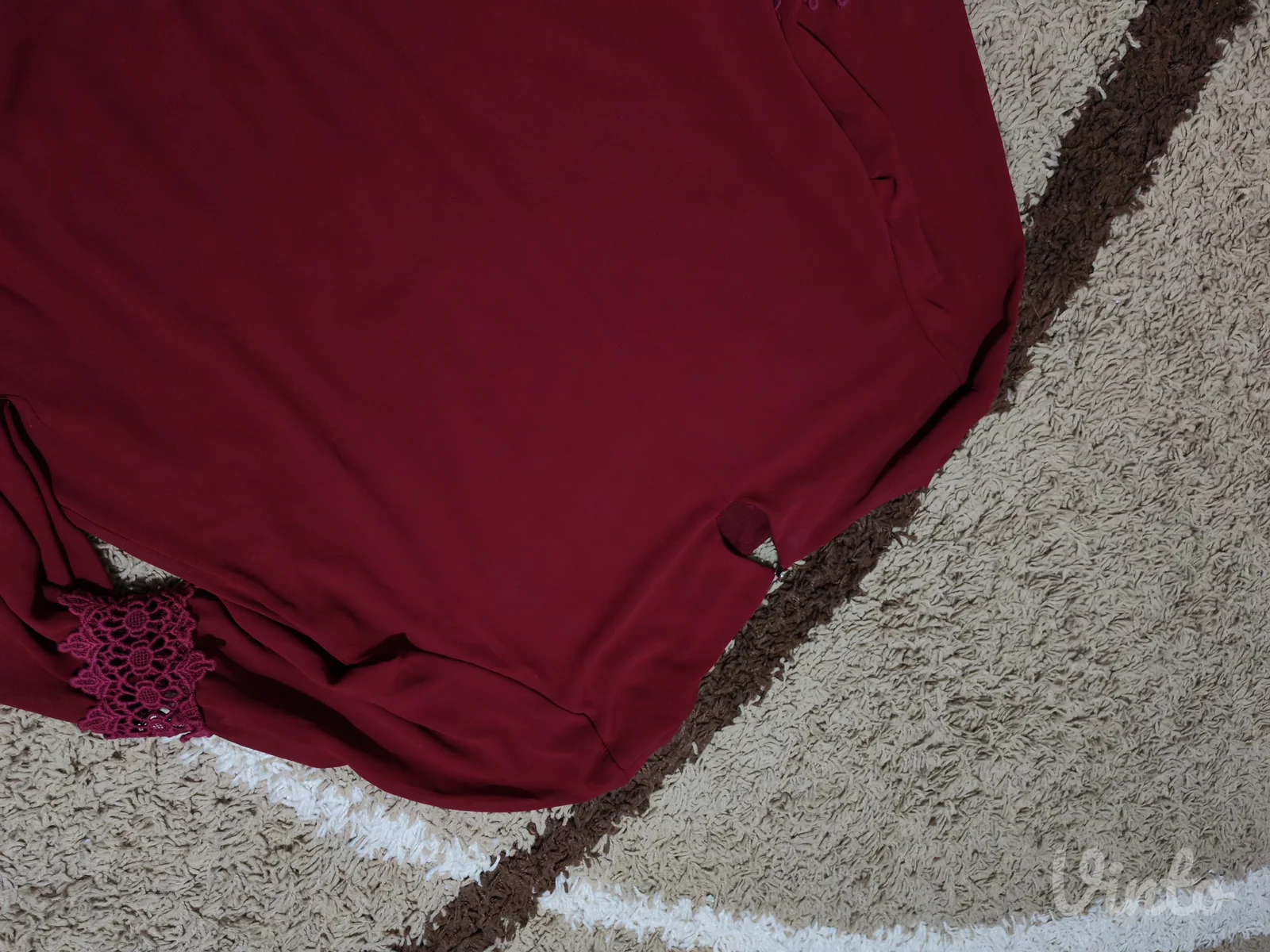 Elegantna bordo bluza sa čipkanim detaljima
